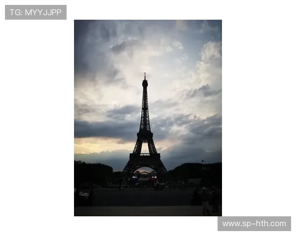 赛道经知名酒店景观，巴黎酒店埃菲尔铁塔成标志背景