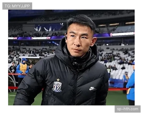 温情一刻：比赛暂停，双方球员为逝去的足球名宿默哀